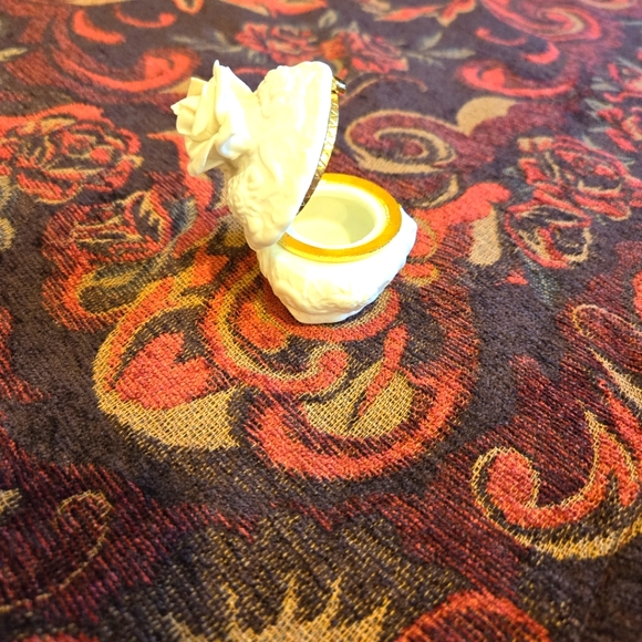 Vintage Miniture Carved White Rose Trinket Box - Picture 9 of 16